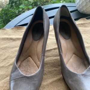Gray leather Earth pumps. Size 9.